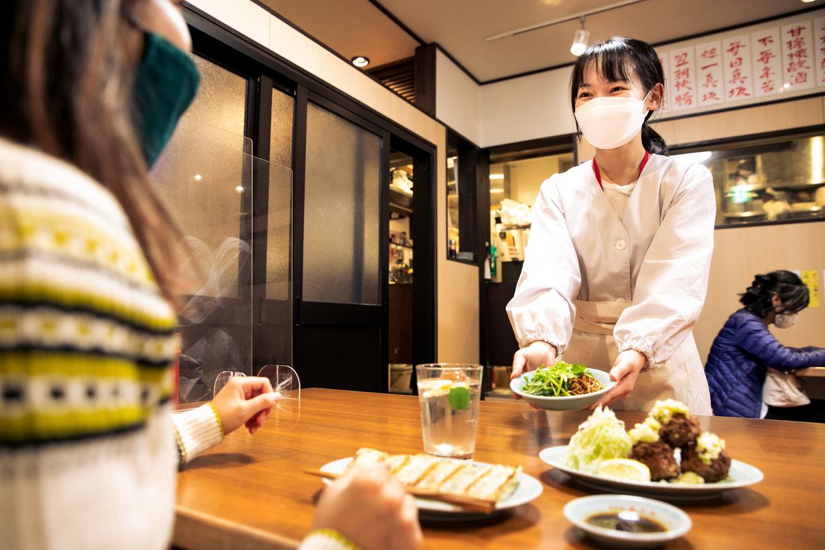 接客中の「真さか」スタッフ