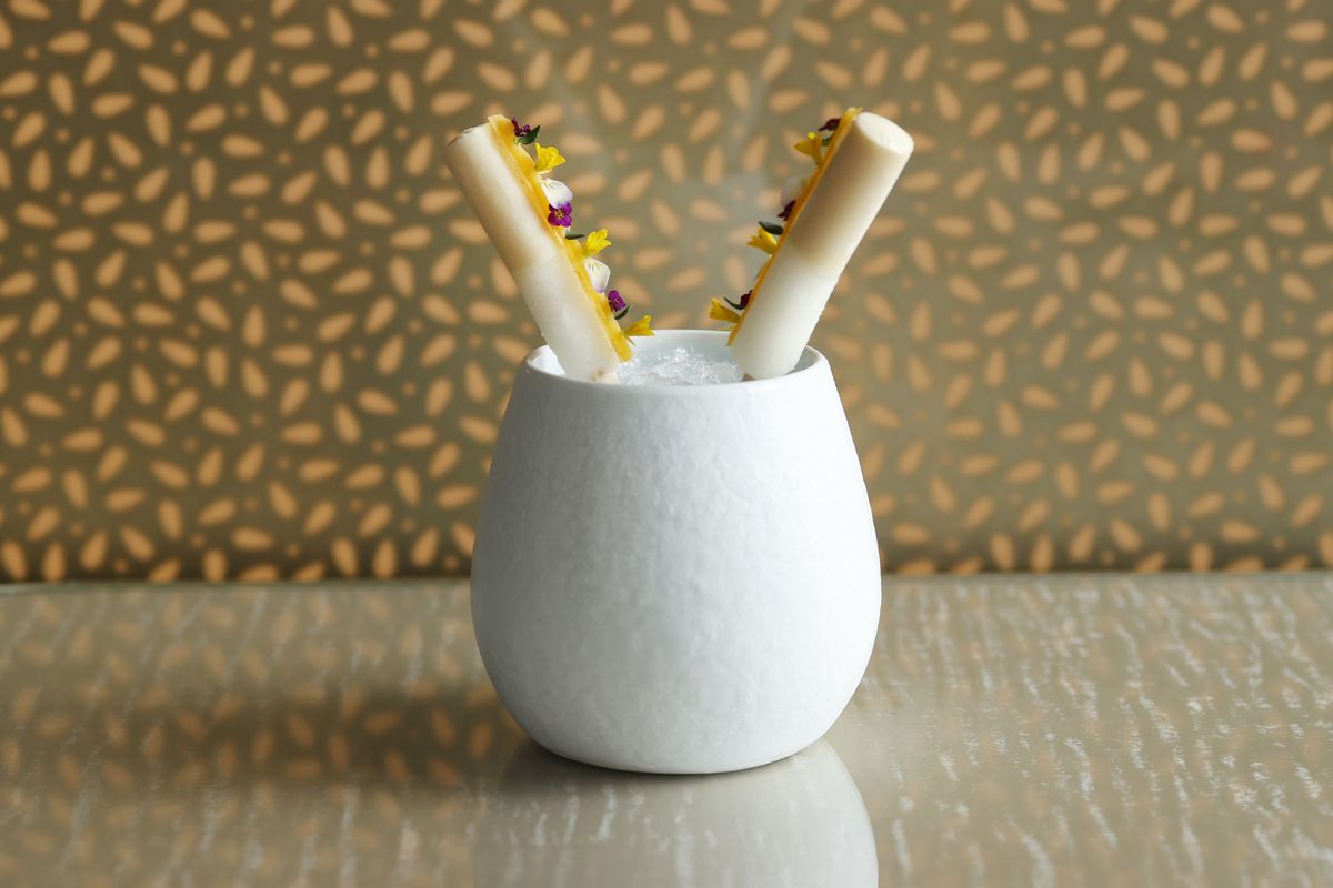 氷が入った器にささったアイスキャンディ