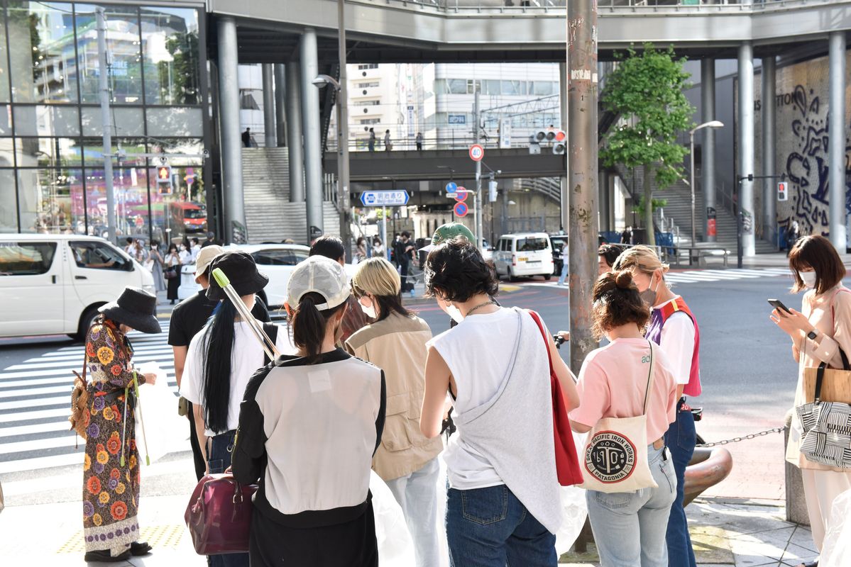 ごみ拾いに向かう参加者の列
