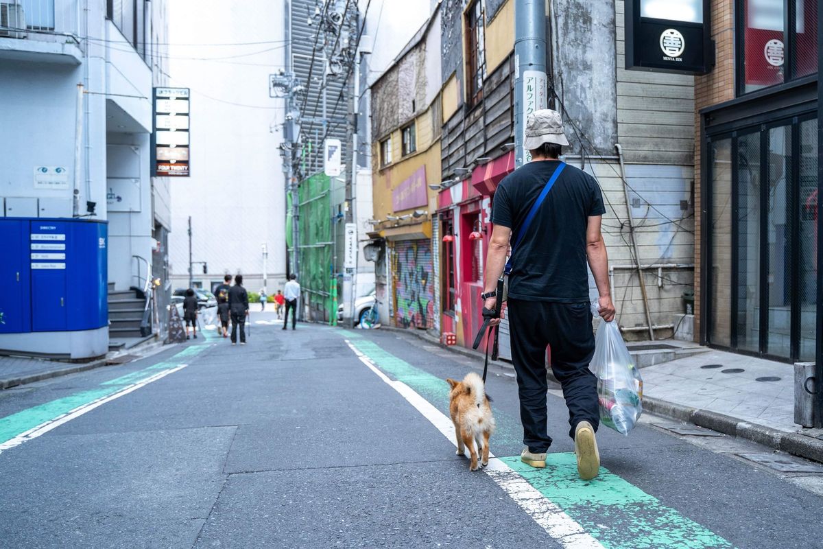 ごみ拾い中の新羅慎二さん