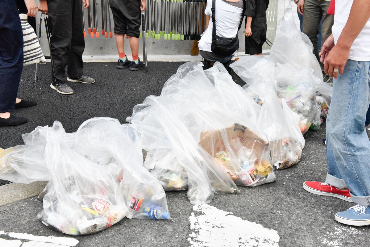地面に集められたごみ袋