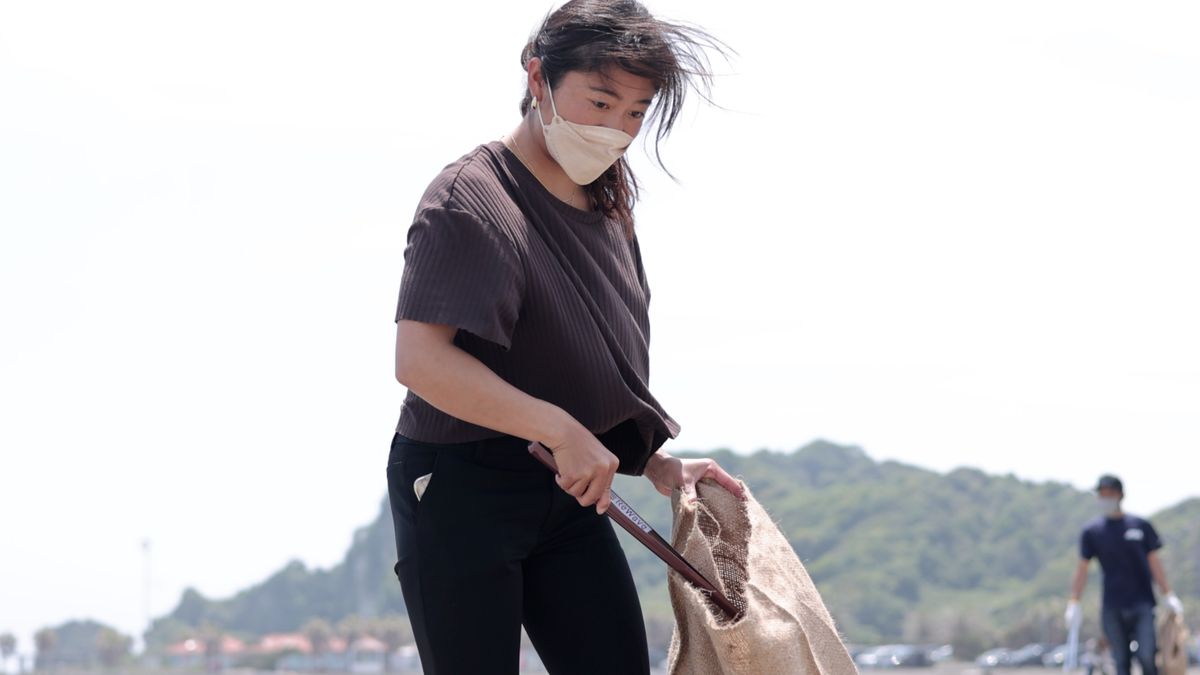 ビーチクリーンをするプロサーファー田岡なつみ選手