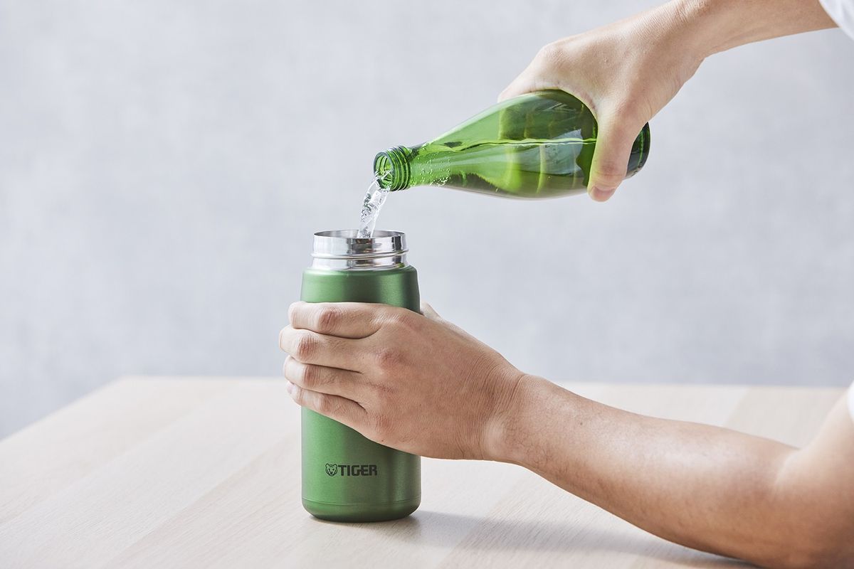 真空断熱炭酸ボトルに炭酸飲料を注ぐ様子