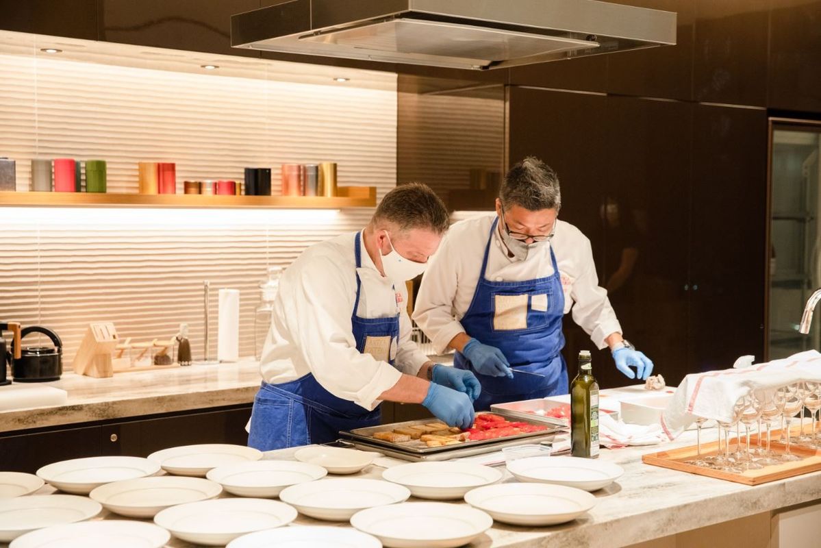 料理をするシェフたち