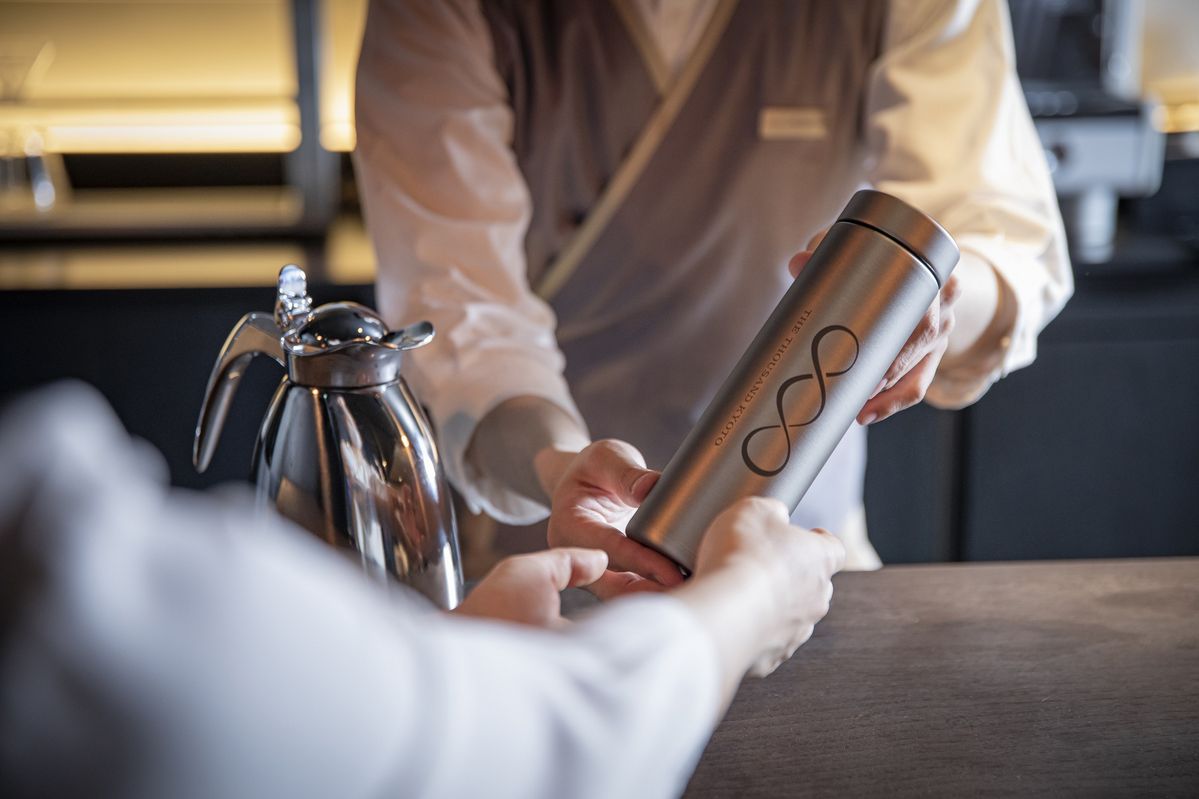 ステンレス製ボトルを渡す様子