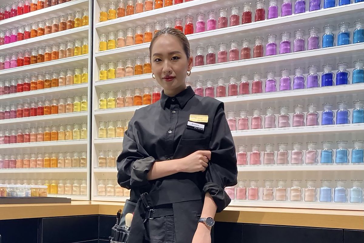 制服を着た女性