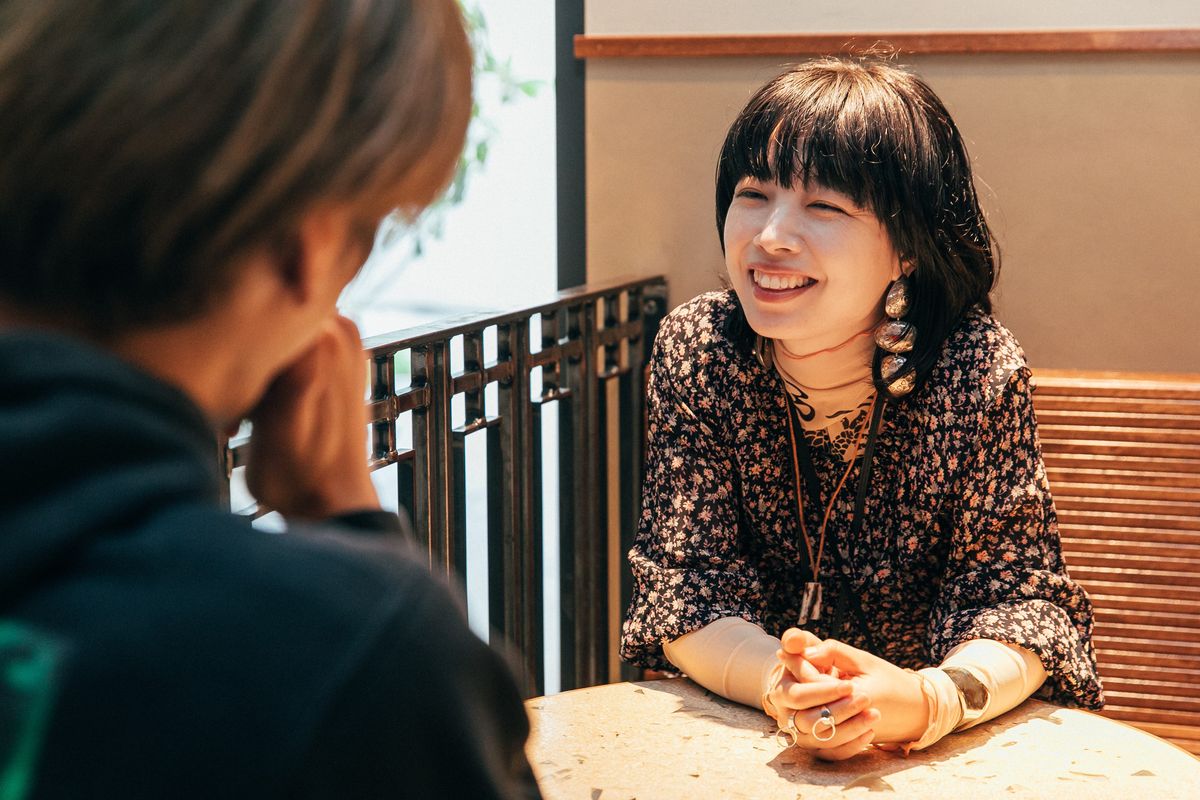 明天好好店内で笑顔で話すeriさん