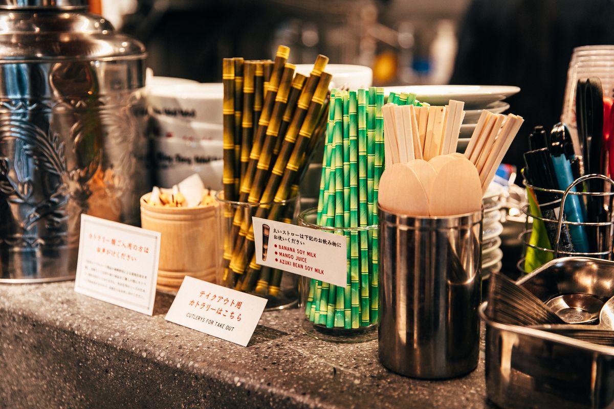 明天好好のカウンターに置かれているストローやスプーン