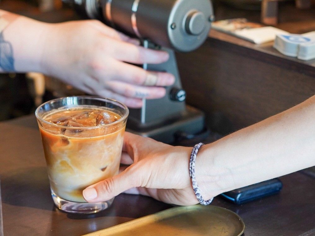 カフェラテを淹れる様子