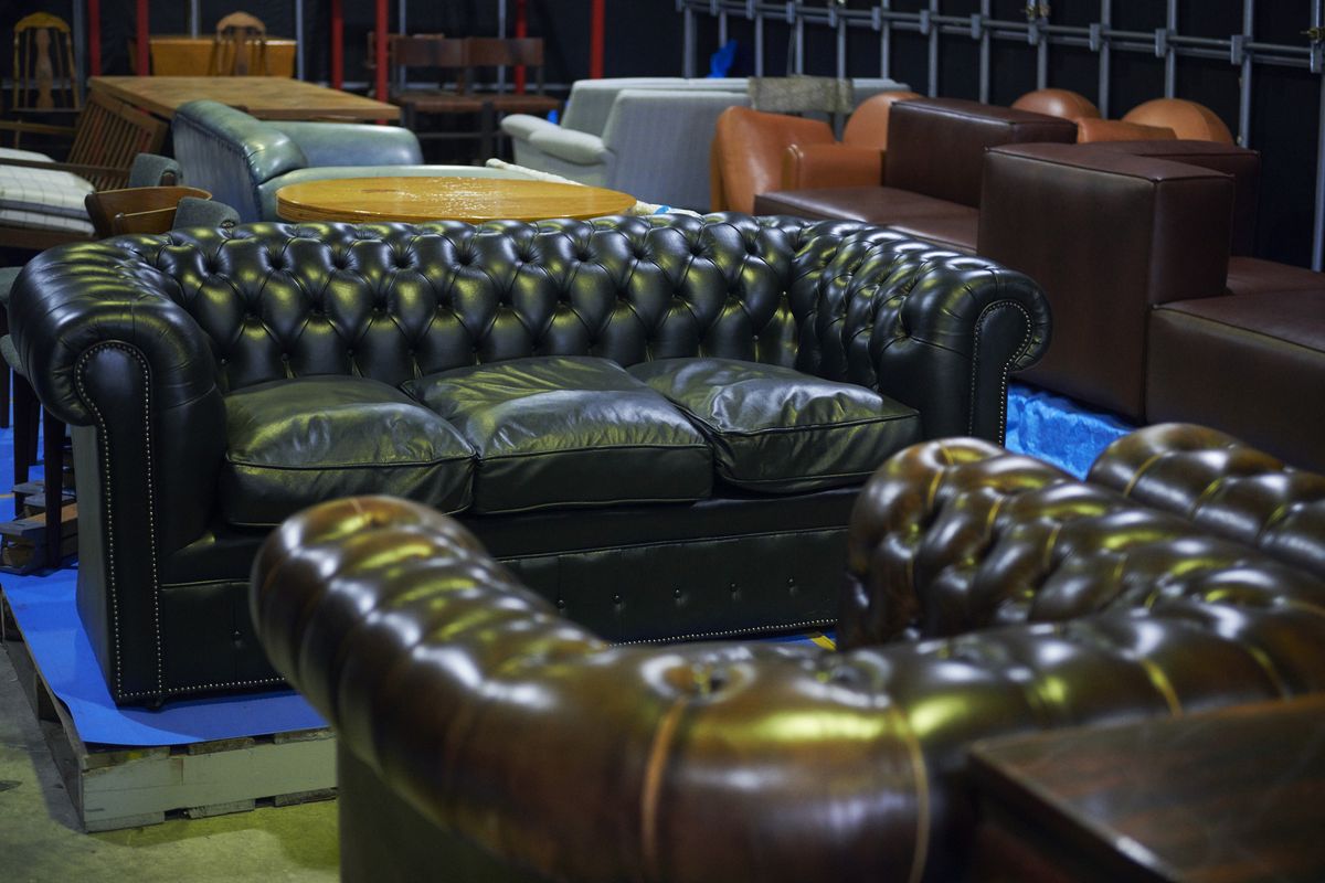 リペアし販売される予定のソファ