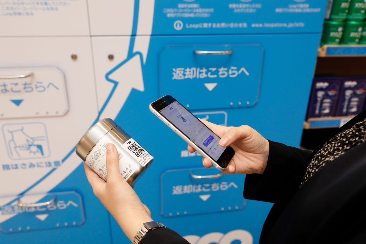 専用のボトルを返却する様子