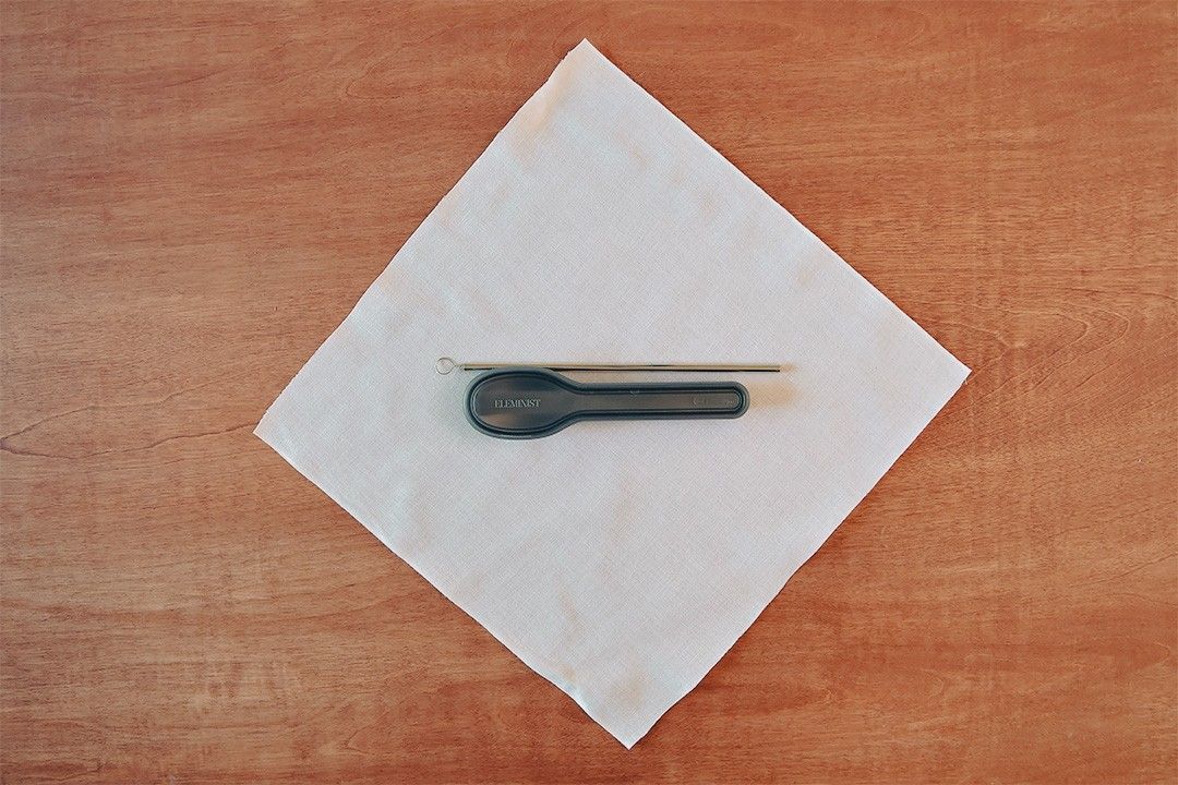 カトラリーセットを和晒でラッピングする方法、風呂敷風