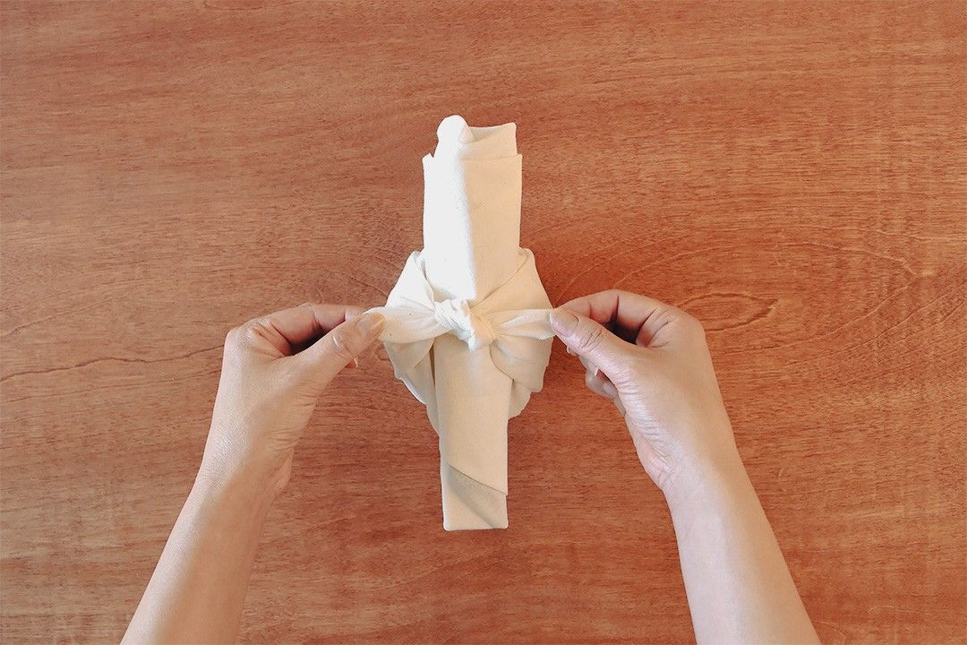 折りたためるマイカップ「ストージョ」を和晒でラッピングする方法、風呂敷風