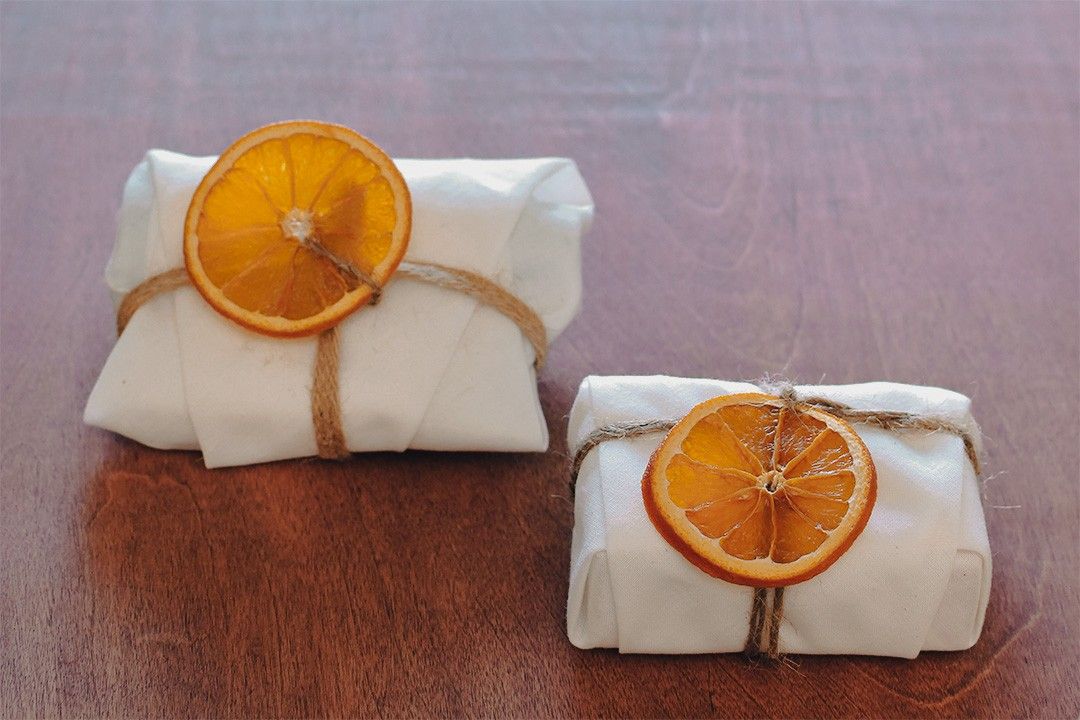 ドライオレンジを添えたサステナブルなラッピングアイデア