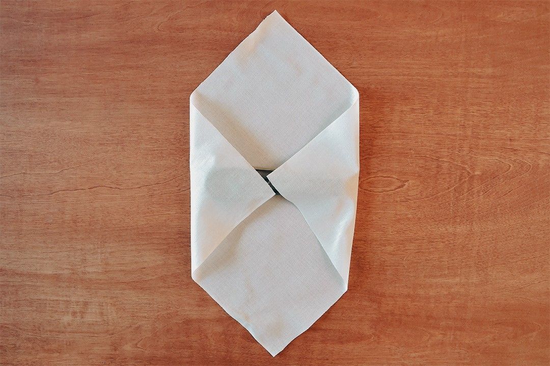 カトラリーセットを和晒でラッピングする方法、風呂敷風