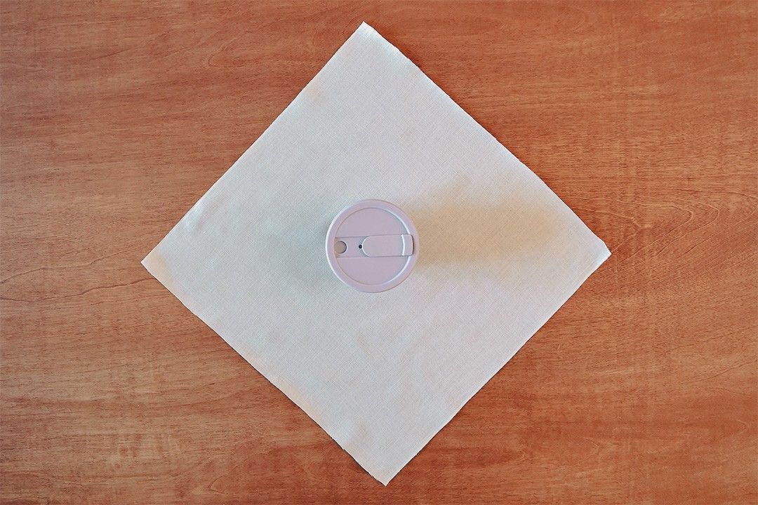 折りたためるマイカップ「ストージョ」を和晒でラッピングする方法、風呂敷風