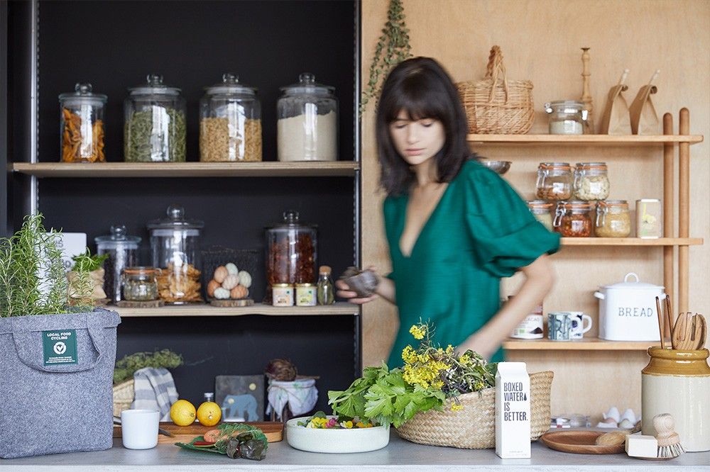 サステナブルなアイテムを手にする女性