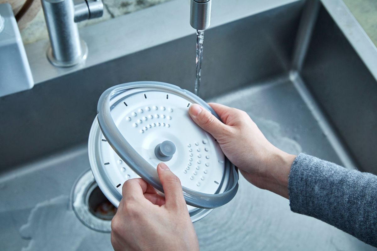 パーツを取り外す様子