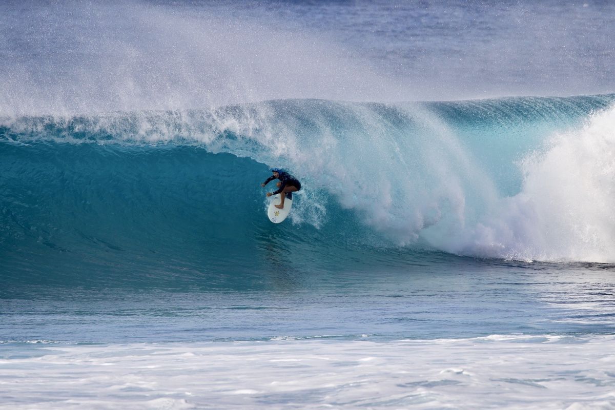 サーフィン中の都築虹帆選手の写真