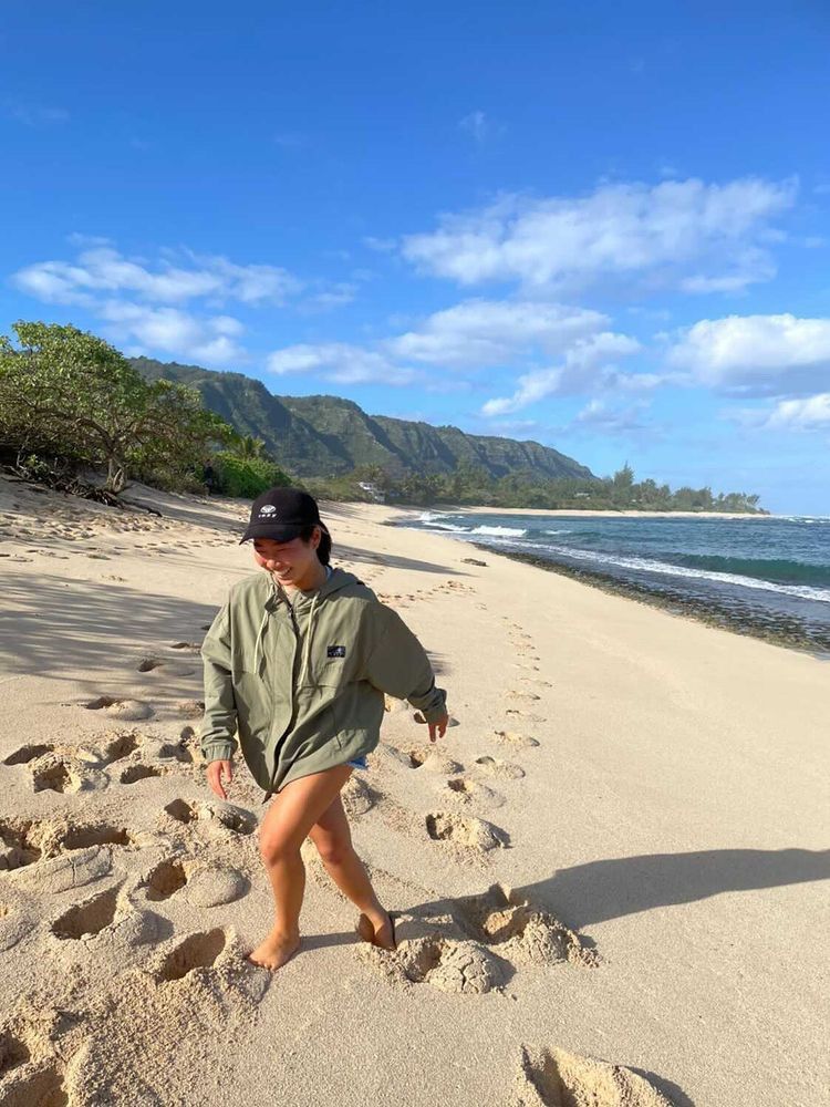ハワイの砂浜を歩く都築選手