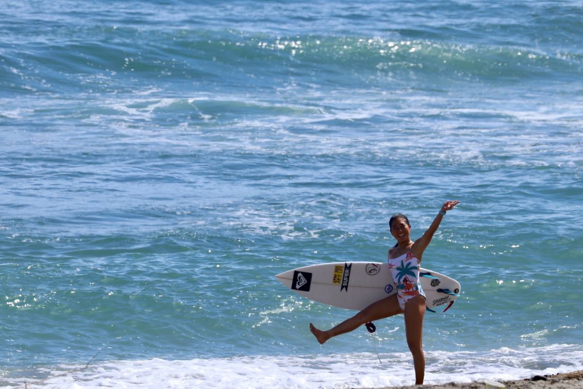 ROXYのサーフボードを手に持つ都築選手