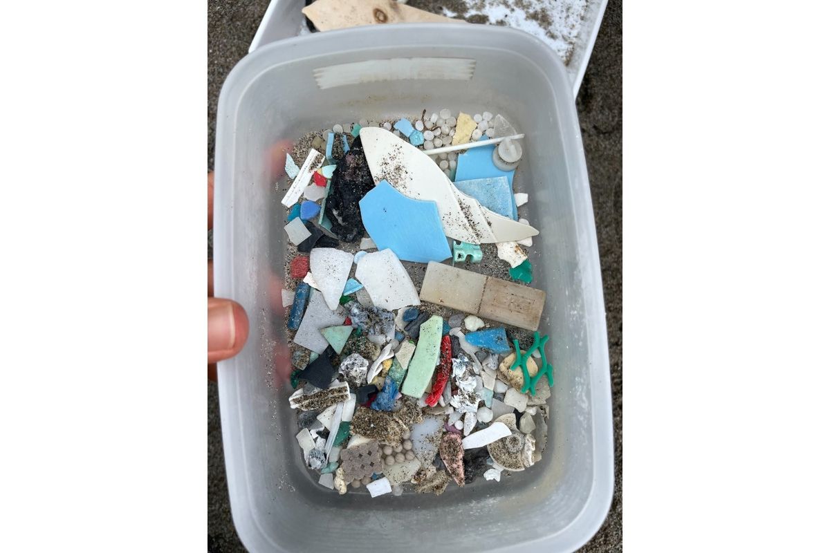 海で拾ったプラスチックレジンの写真