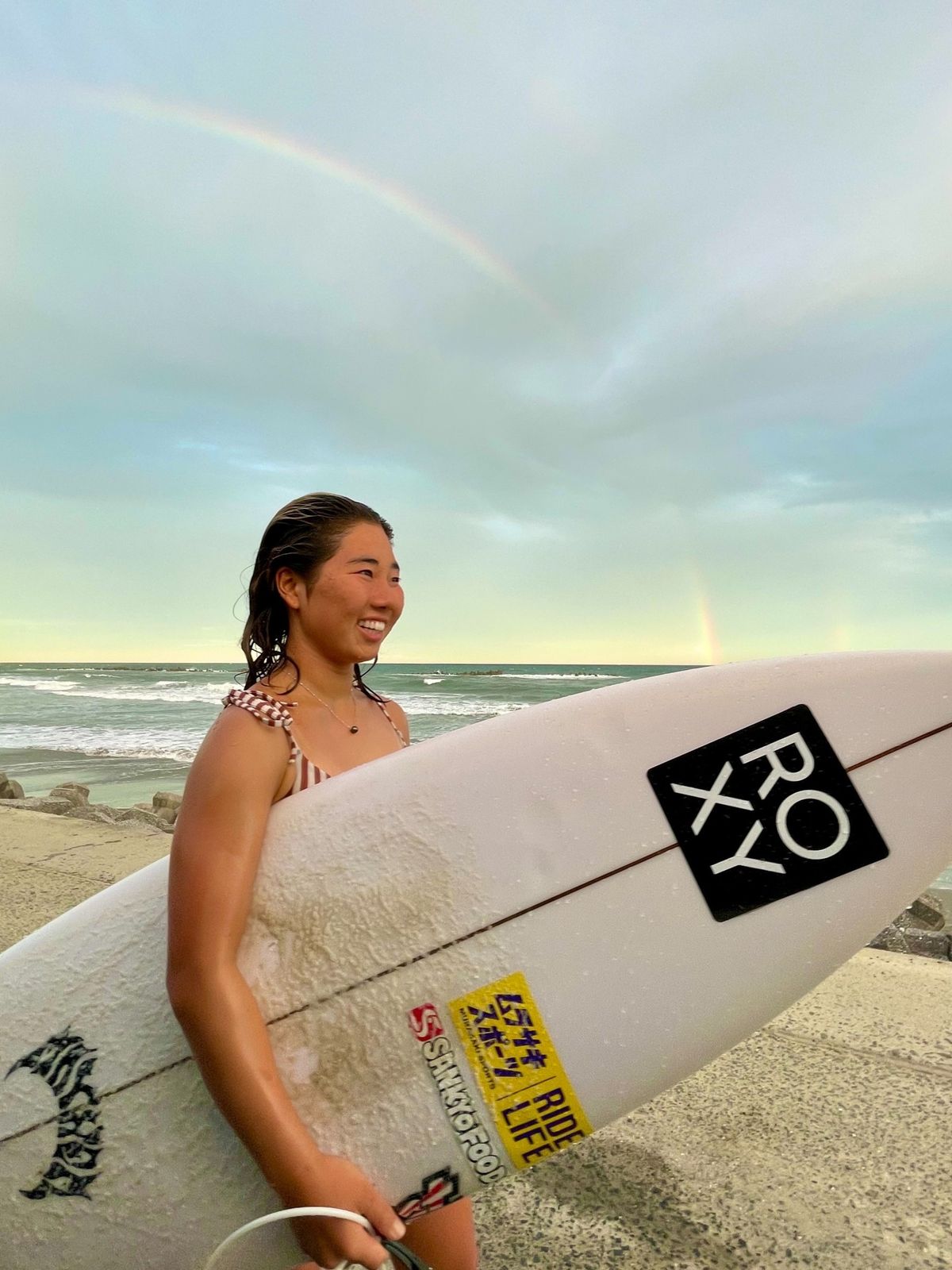 ROXYのサーフボードを抱える都築選手