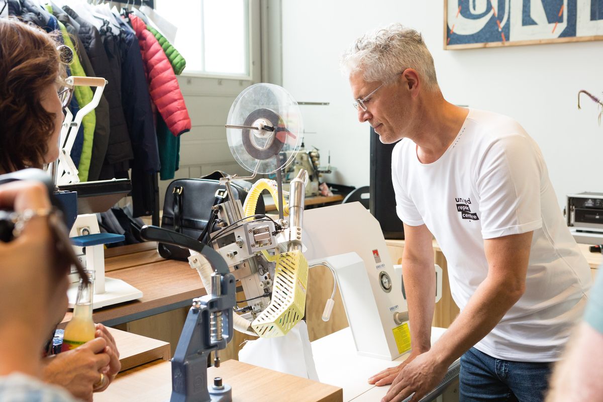 パタゴニアがオランダにオープンした「ユナイテッドリペアセンター」で修理する男性スタッフ