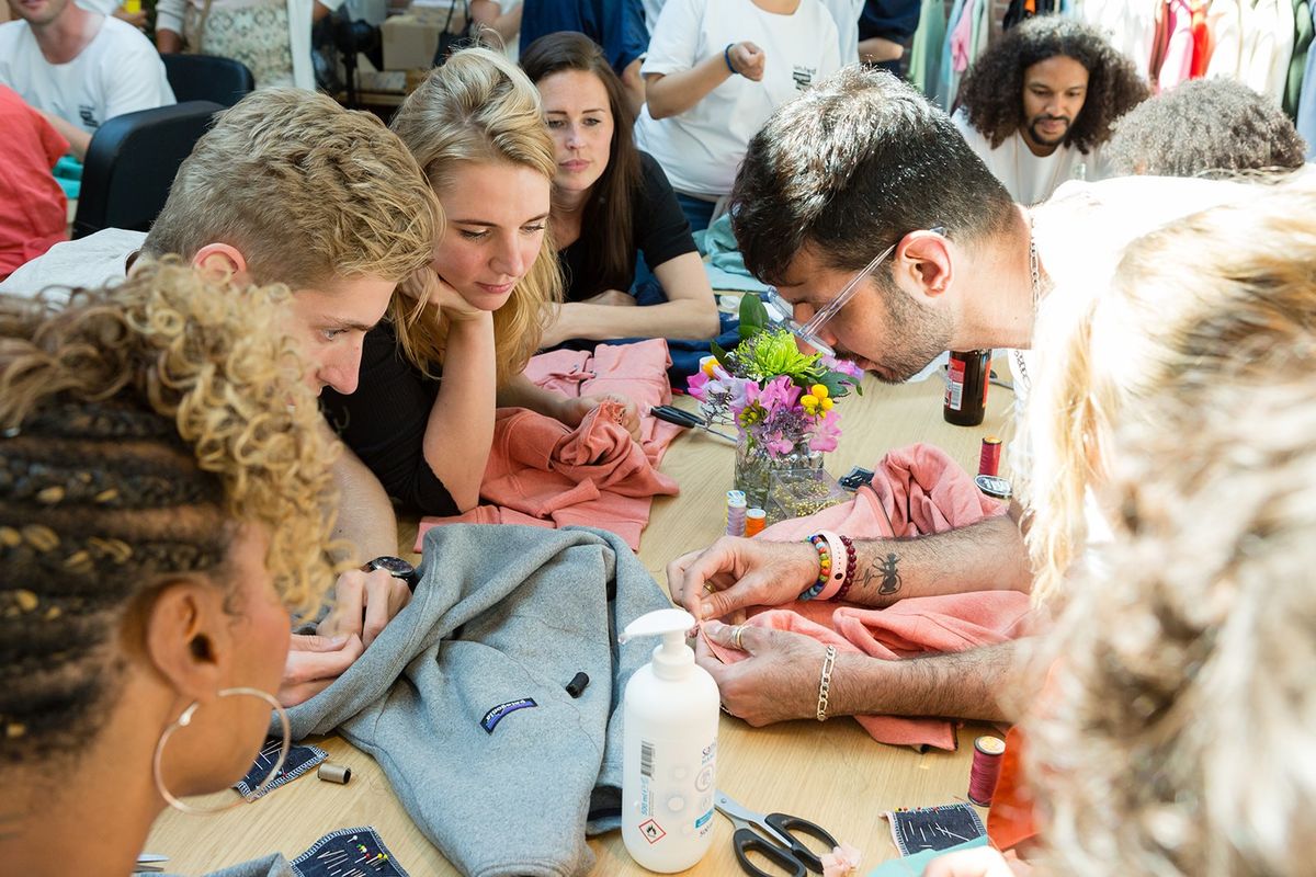 タゴニアがオランダにオープンした「ユナイテッドリペアセンター」では人材教育も行っている