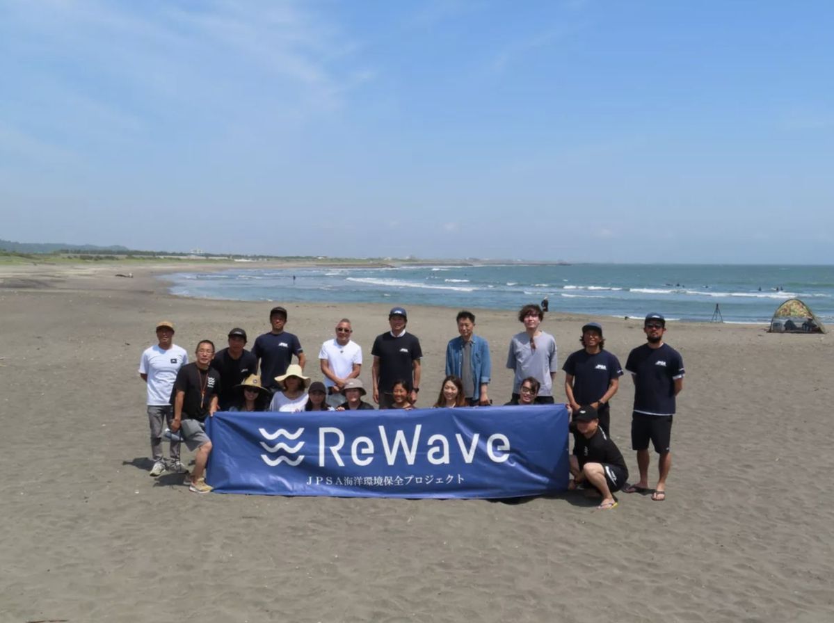 ReWaveのビーチクリーンに参加する田岡さん