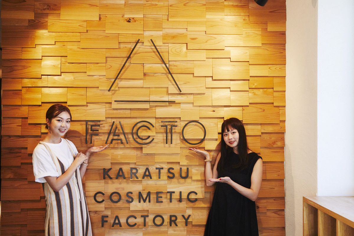 佐賀県唐津市の工場「FACTO」を訪れたインフルエンサーの美舞さんと松藤茉鈴さん