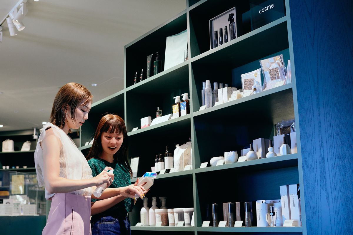 佐賀コスメを手にとるインフルエンサーの美舞さんと松藤茉鈴さん