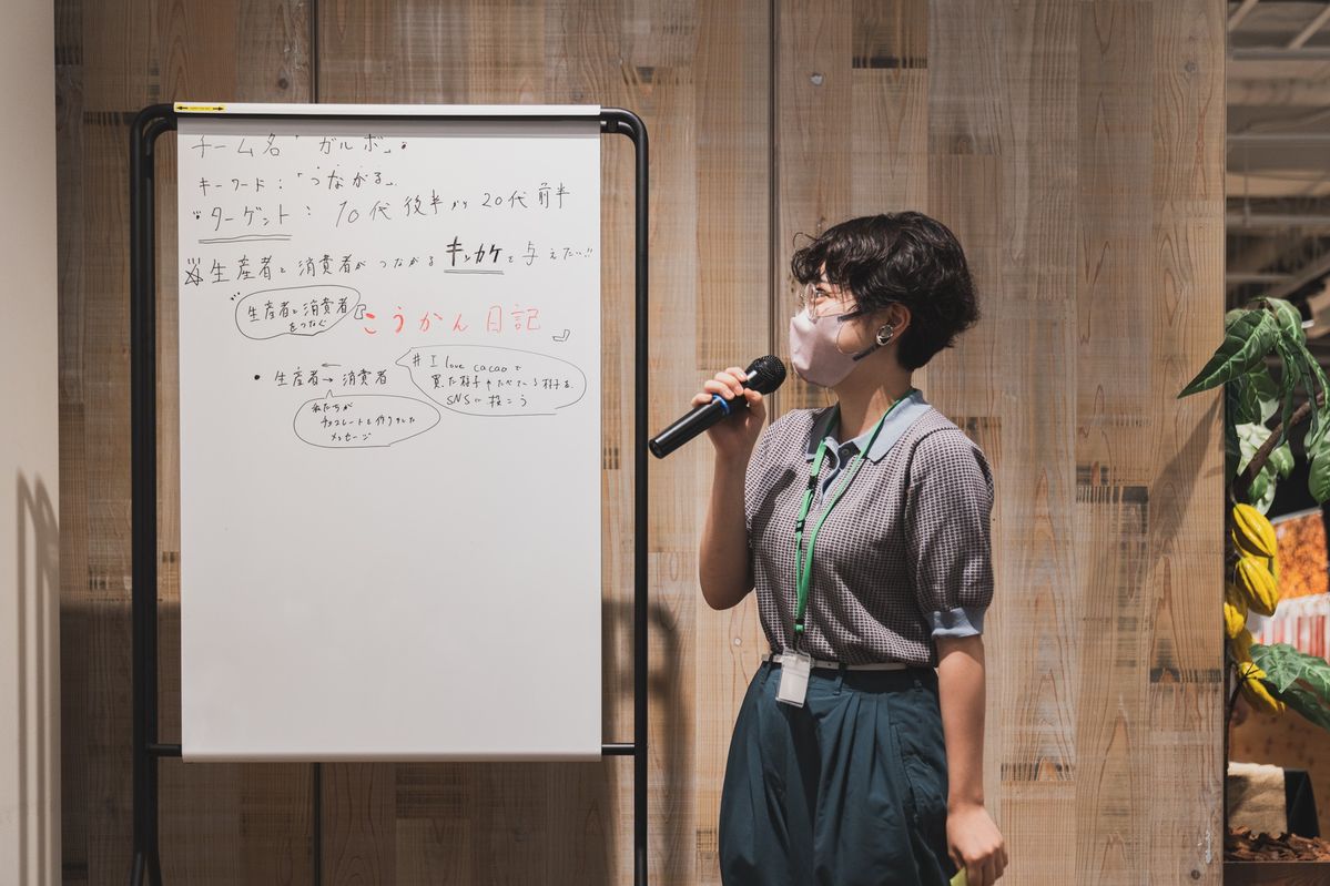 発表をする参加者の女性