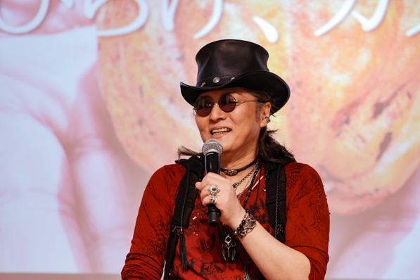 石井竜也さんがお話ししている写真