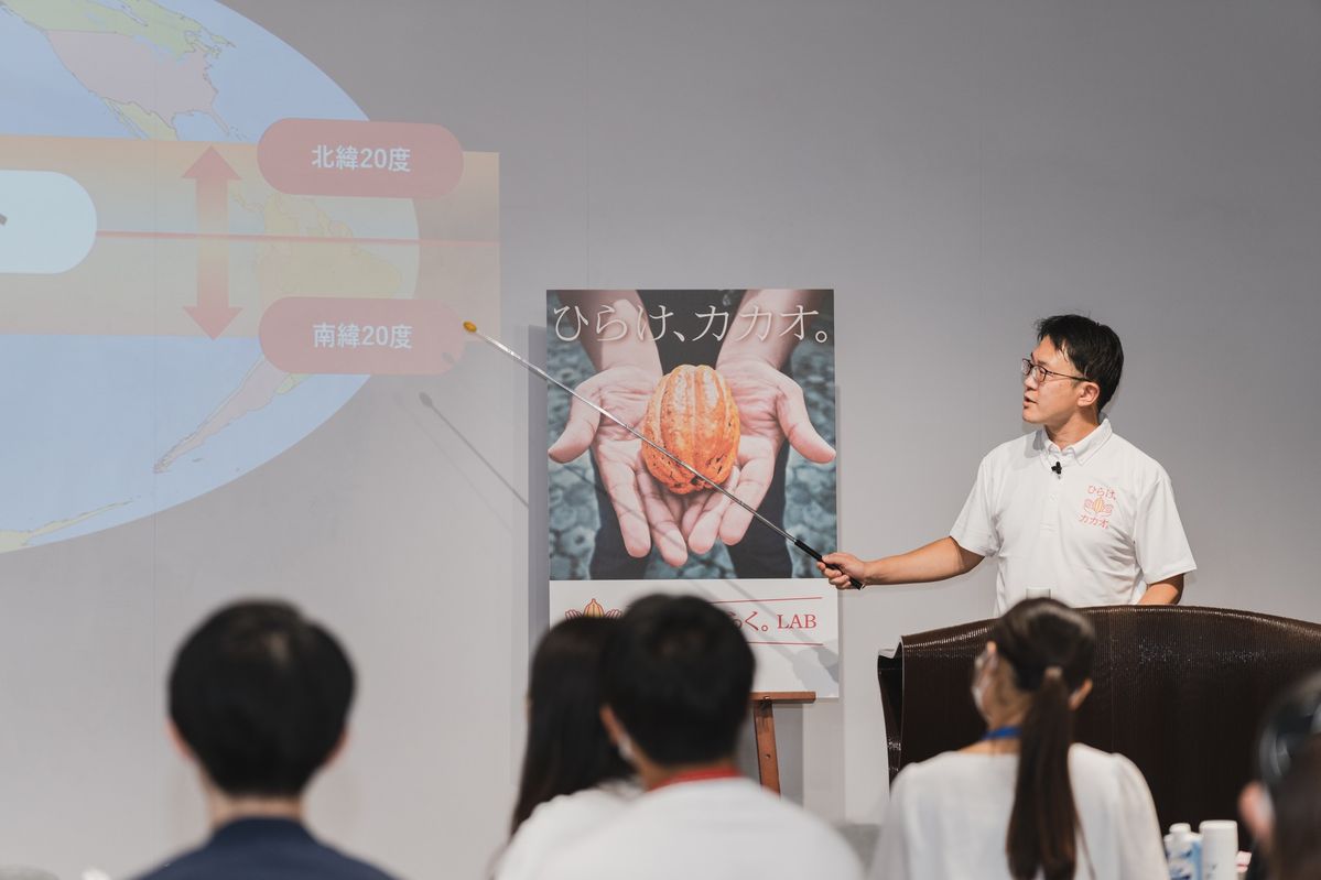 カカオベルトについて説明をする明治の木原さん