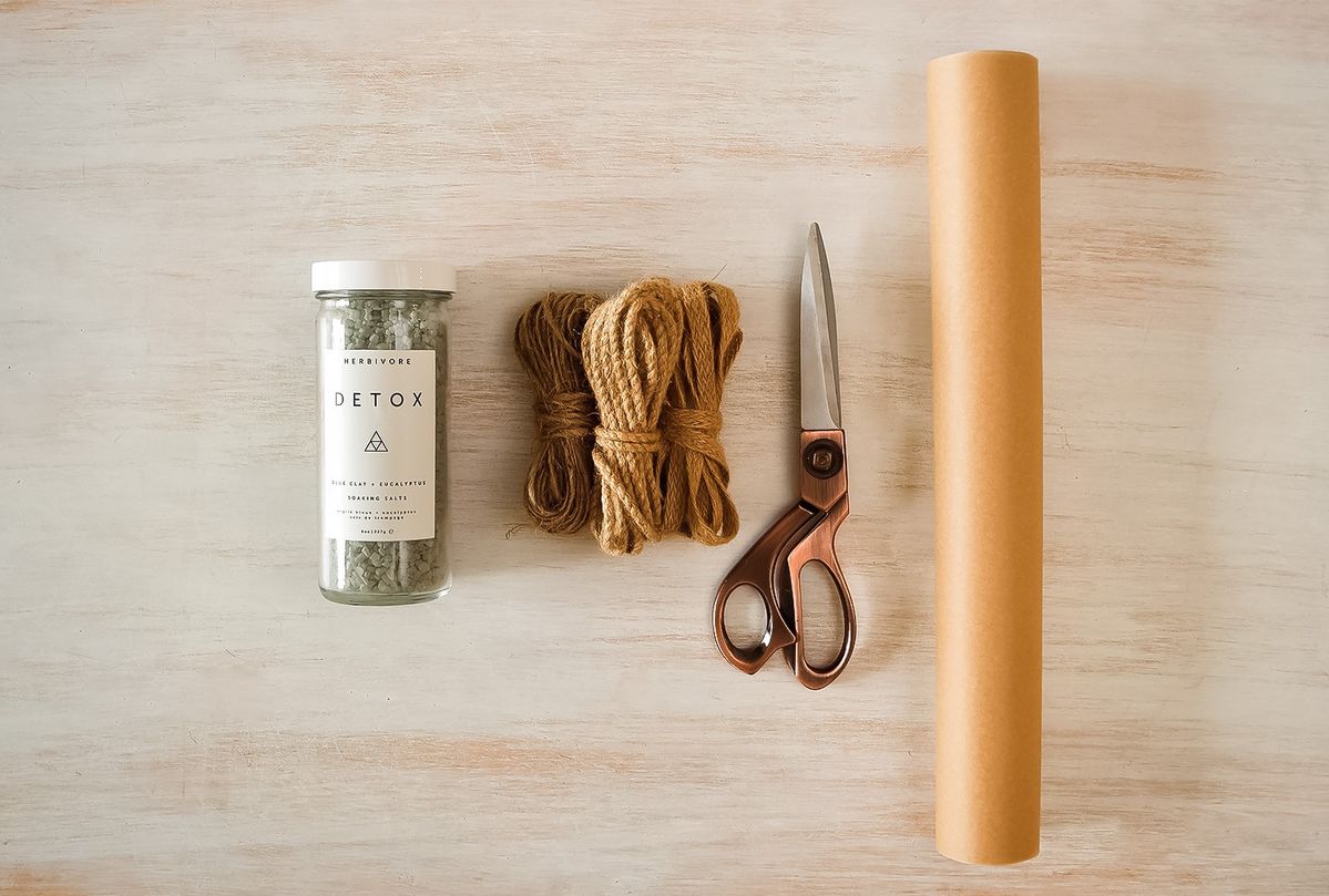 ボトルをおしゃれに包むラッピング方法