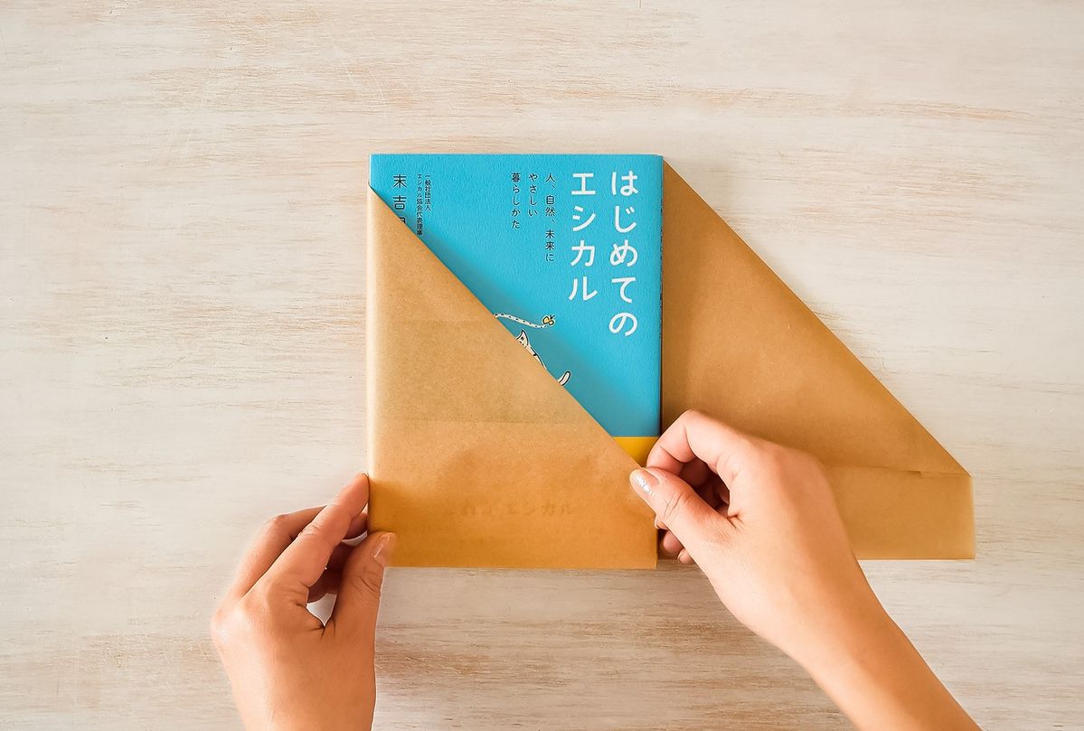 本のプレゼントにおすすめ 無漂白パーチメントベイキングペーパーのラッピング方法