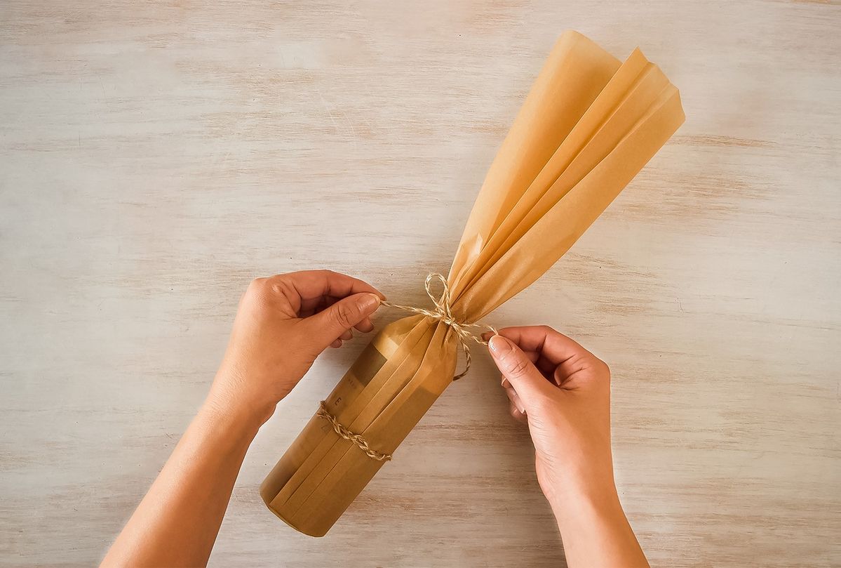 ボトルをおしゃれに包むラッピング方法