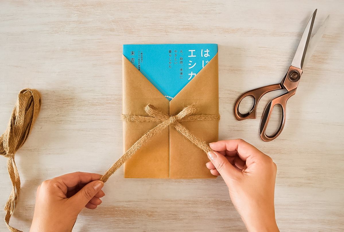 本のプレゼントにおすすめ 無漂白パーチメントベイキングペーパーのラッピング方法