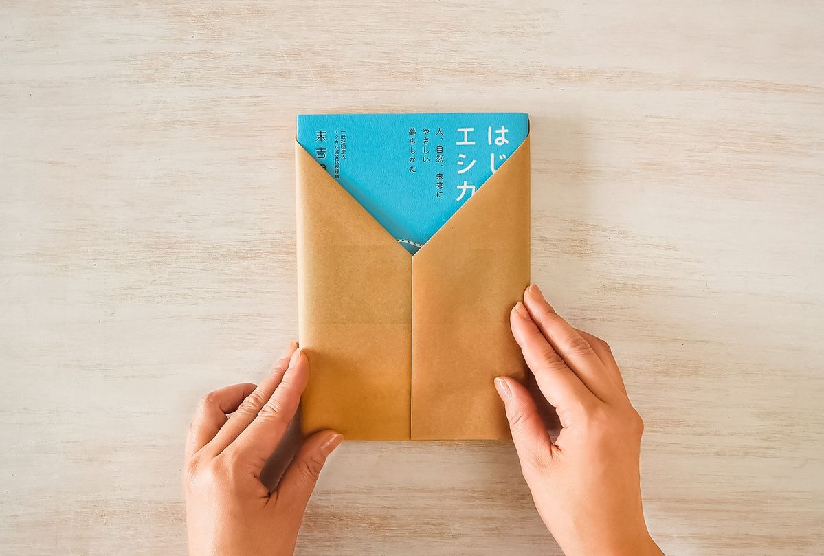 本のプレゼントにおすすめ 無漂白パーチメントベイキングペーパーのラッピング方法