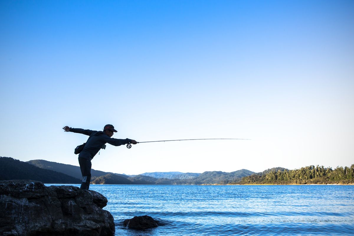 ニュージーランドの湖で釣りをする四角さん
