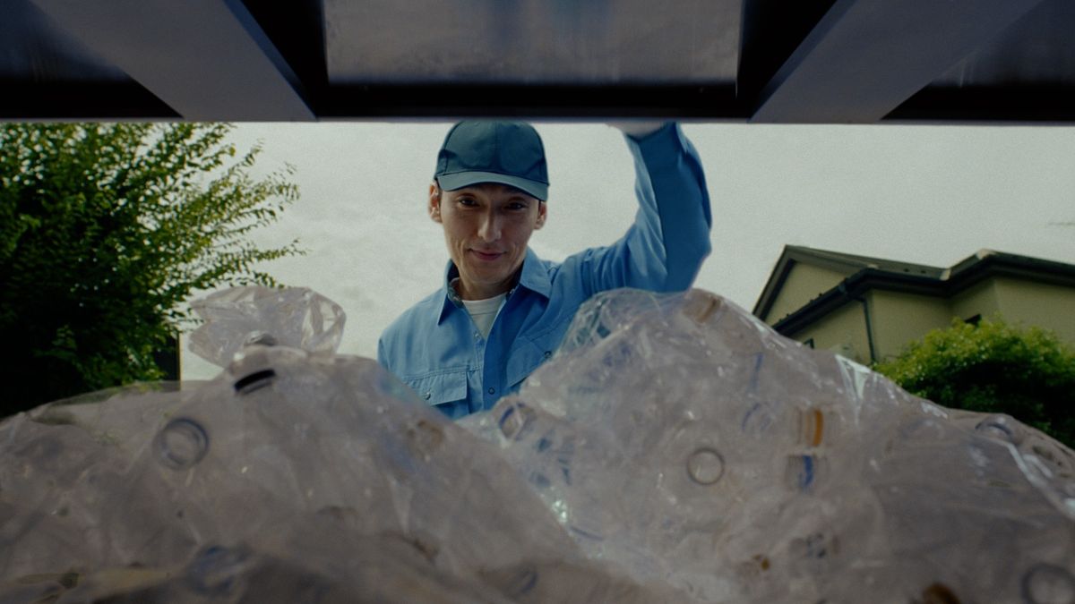 ペットボトルを集める草薙