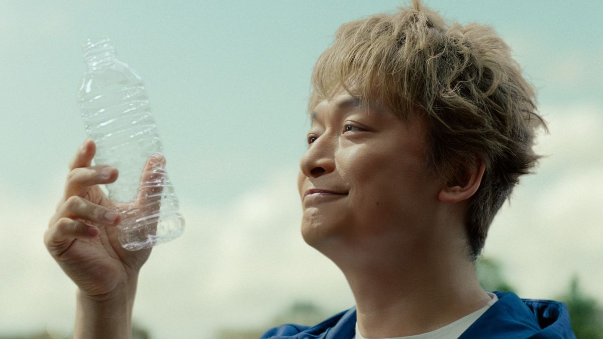 ペットボトルをもつ香取