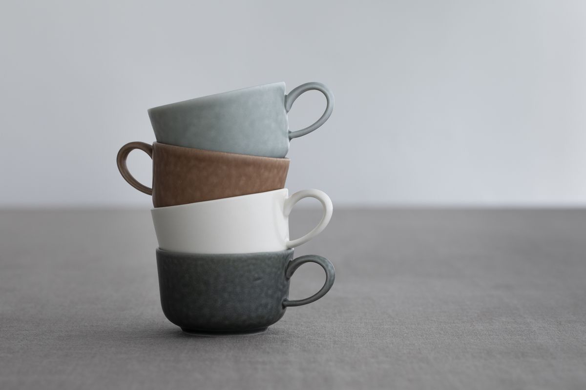 積まれたマグカップ
