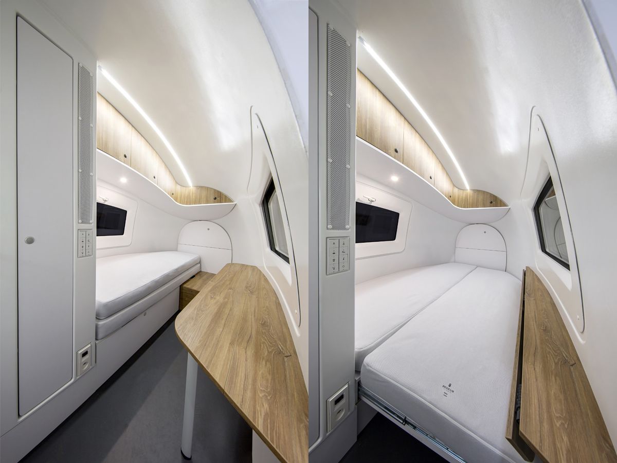 オフグリッドな家「エコカプセル」ベッドになるソファ