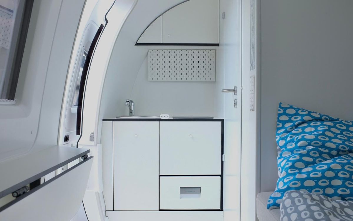 オフグリッドな家「エコカプセル」のミニキッチン