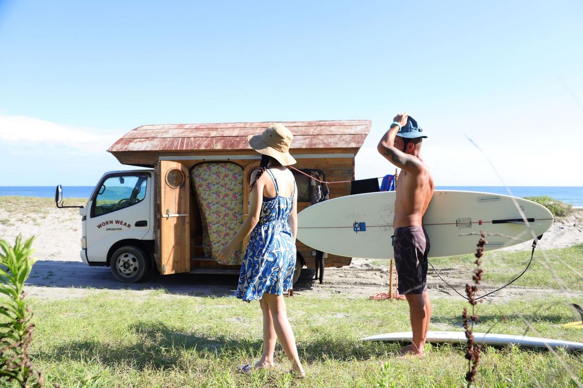 リペアトラック「つぎはぎ」とサーファー