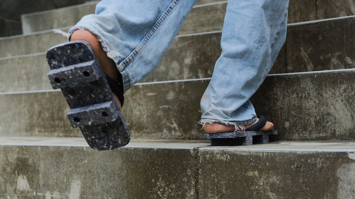 QUONを履いた足元