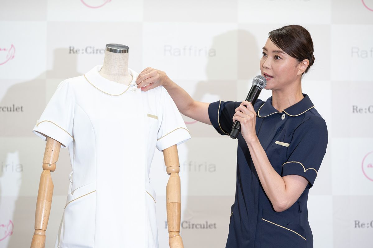 商品について説明する観月ありさ