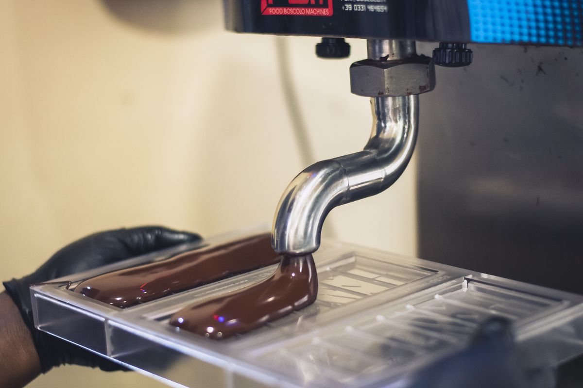 オーガニックチョコレートができるまで（成型）